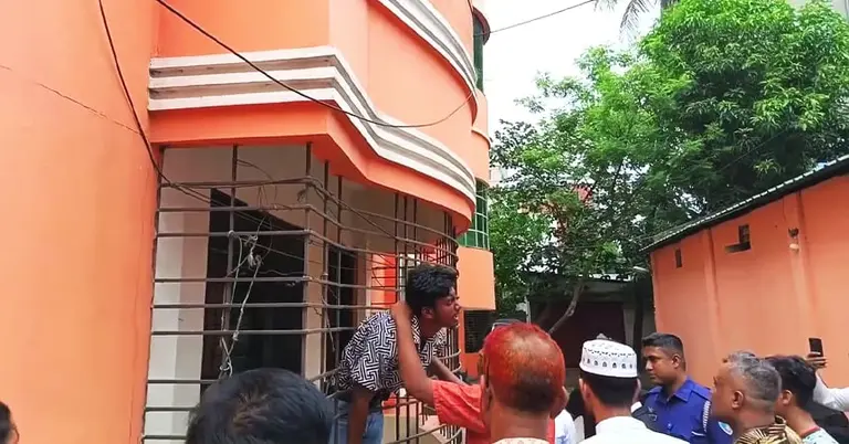 গ্রিলে আটকে পড়া চোর